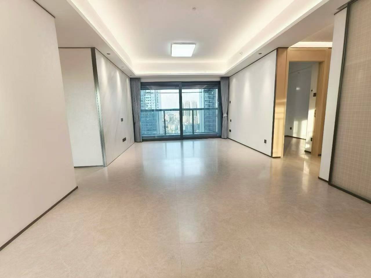 海岸城122平4房空房 首次出租6200 开发商精装修，南北通透，看房方便