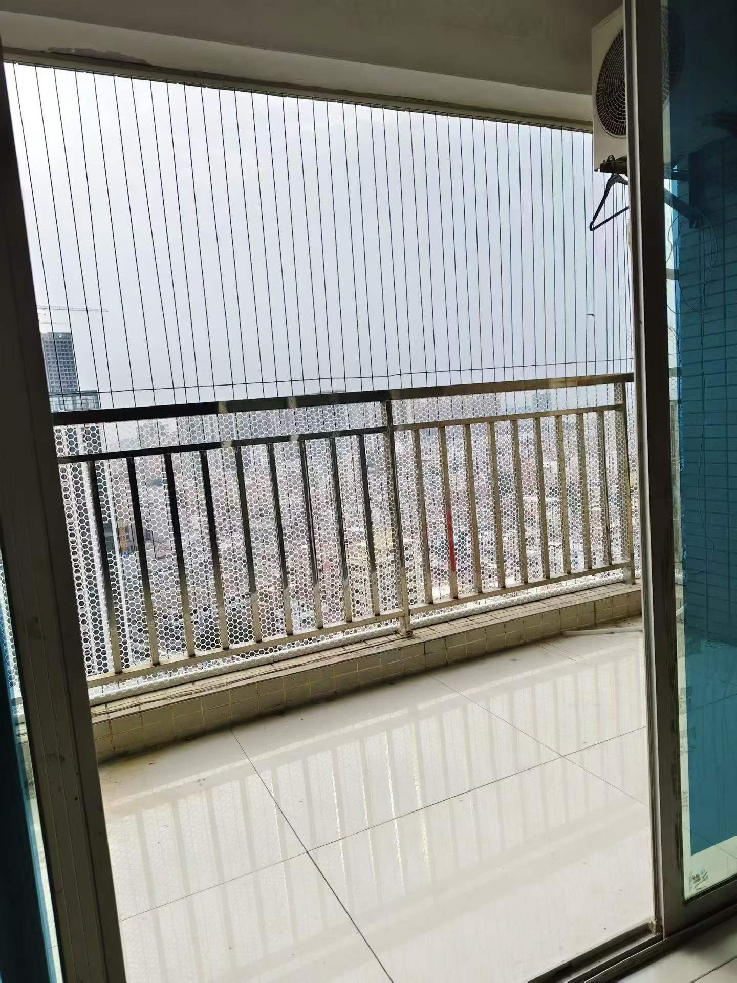 荣泰园，115平大三房两厅两卫出租，部分家私，租金3300，看房提前约