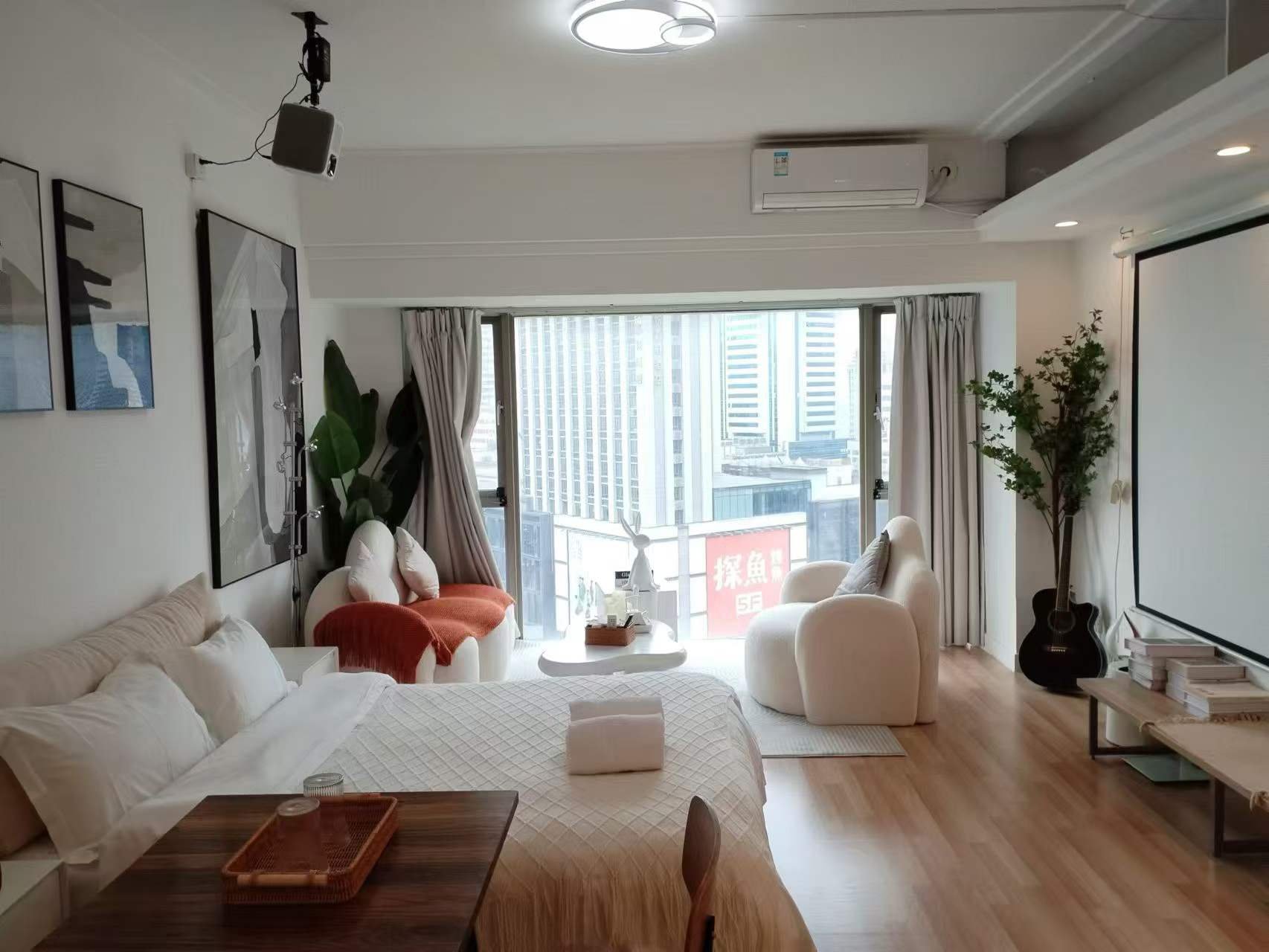 深圳罗湖·港岛银座大厦 绝美轻奢一房一厅，大单套房 市中心核心位置｜夜景绝佳｜干净私密 自助密码入住，全程无接触 环境好、颜值高、性价比炸裂 来深圳旅居首选民宿 每日房态实时更新 想要预订、看实拍、问价格，直接私！
