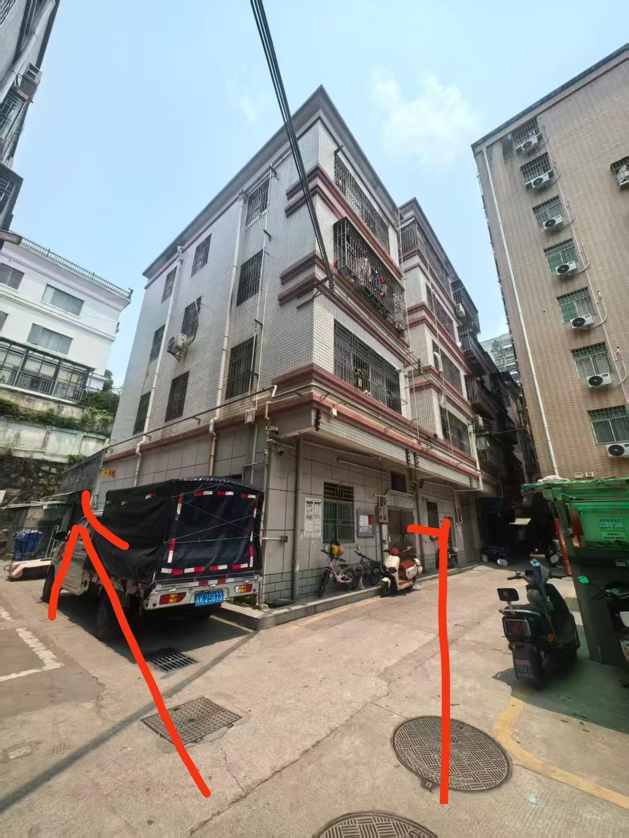 宝龙新村 步梯五层总面积700平 1楼二个店铺租了6000左右 2楼3套 3楼2套 4楼3套 5楼2套 全部都是套房 目前条件 租金19000 三年递增百分之五 免租期3个月，我们清房在给15天， 签合同给押金50000，预付10万租金，