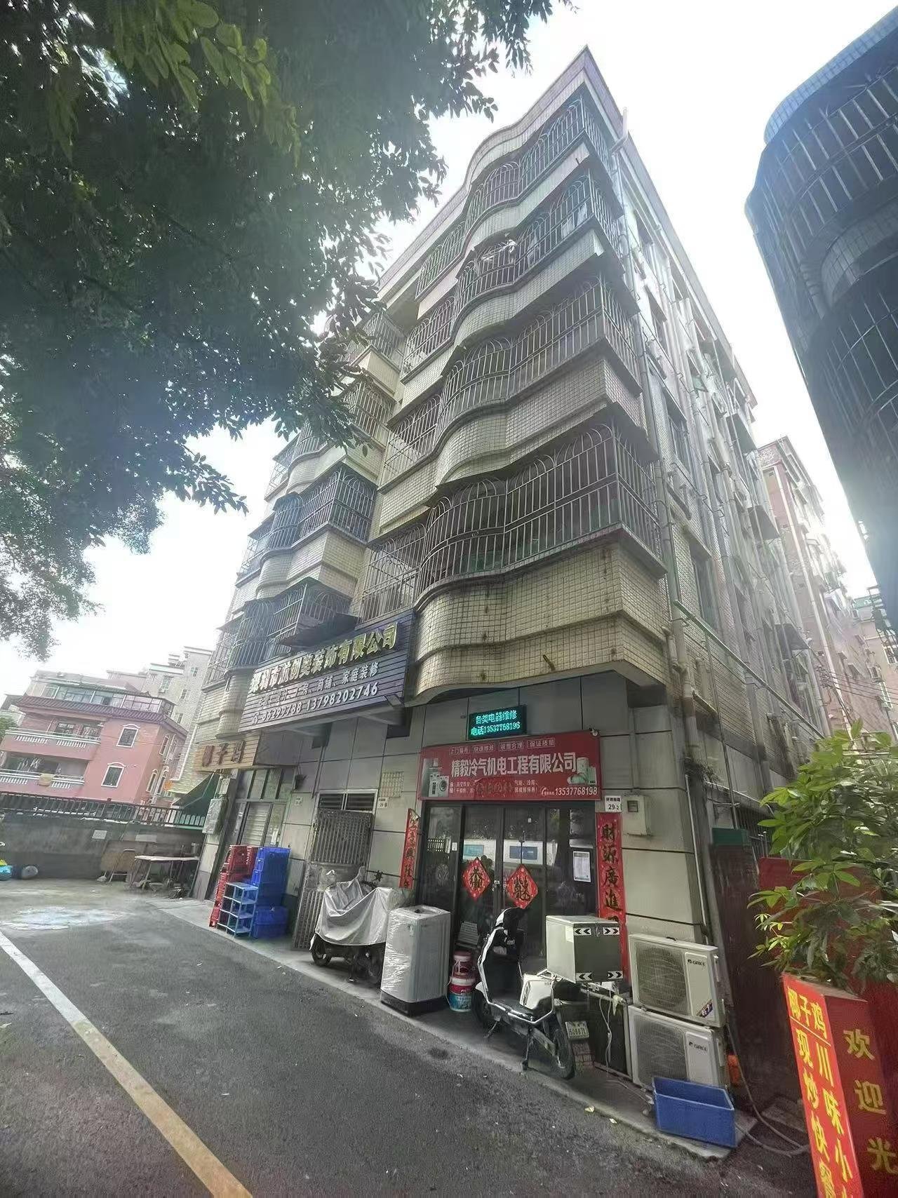 观澜君子布老围新村占地120平，二楼以上150平，共五楼，每层2套大一房，2套大单房，一楼两个铺面，共750平，600多万