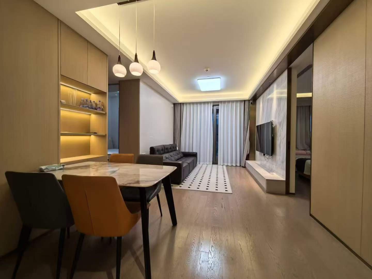 万象华府业主自住三房出租，看房方便。