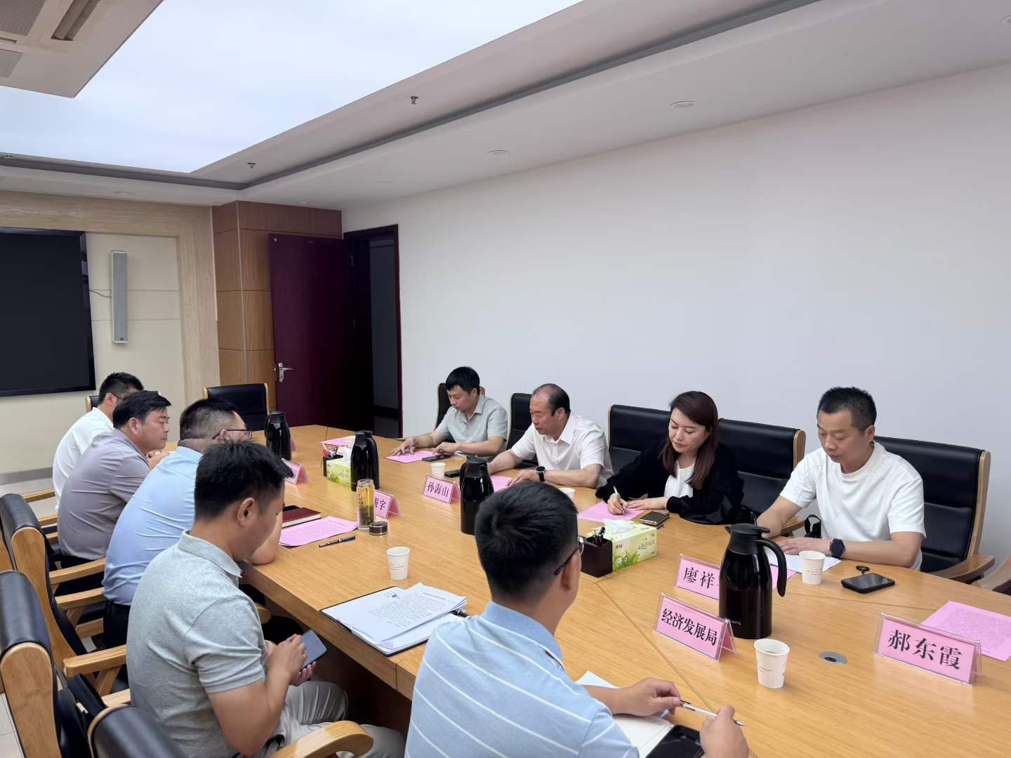 5月26号邀请上合组织专委会秘书长孙海山一行到访安徽省金寨县汤汇镇笔架山村。途径金寨县现代产业园、汤家汇镇政府、红25军红28军整编地、笔架山村东湾组、笔架山农校等地。