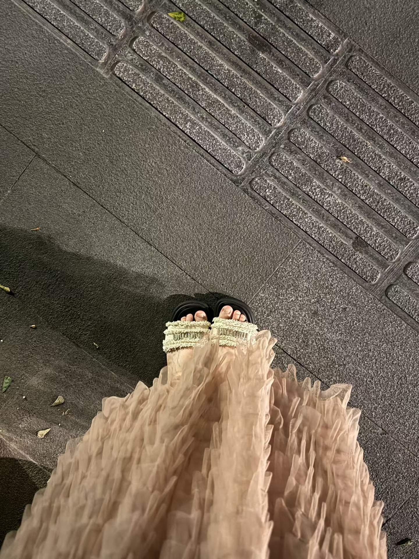 刚入行的时候，我以为租房中介只是带人看看房，签签合同。 后来才发现，这行最难的，从来不是跑楼梯，也不是晒太阳。 而是你明明也只是个普通打工人，却还要笑着安慰另一个崩溃的打工人。 有的人刚踏入工作，拖着行李来看最便宜的单间： 有的人凌晨给我打电话，说房东突然不租了；还有人站在房子里沉默很久，最后轻轻问