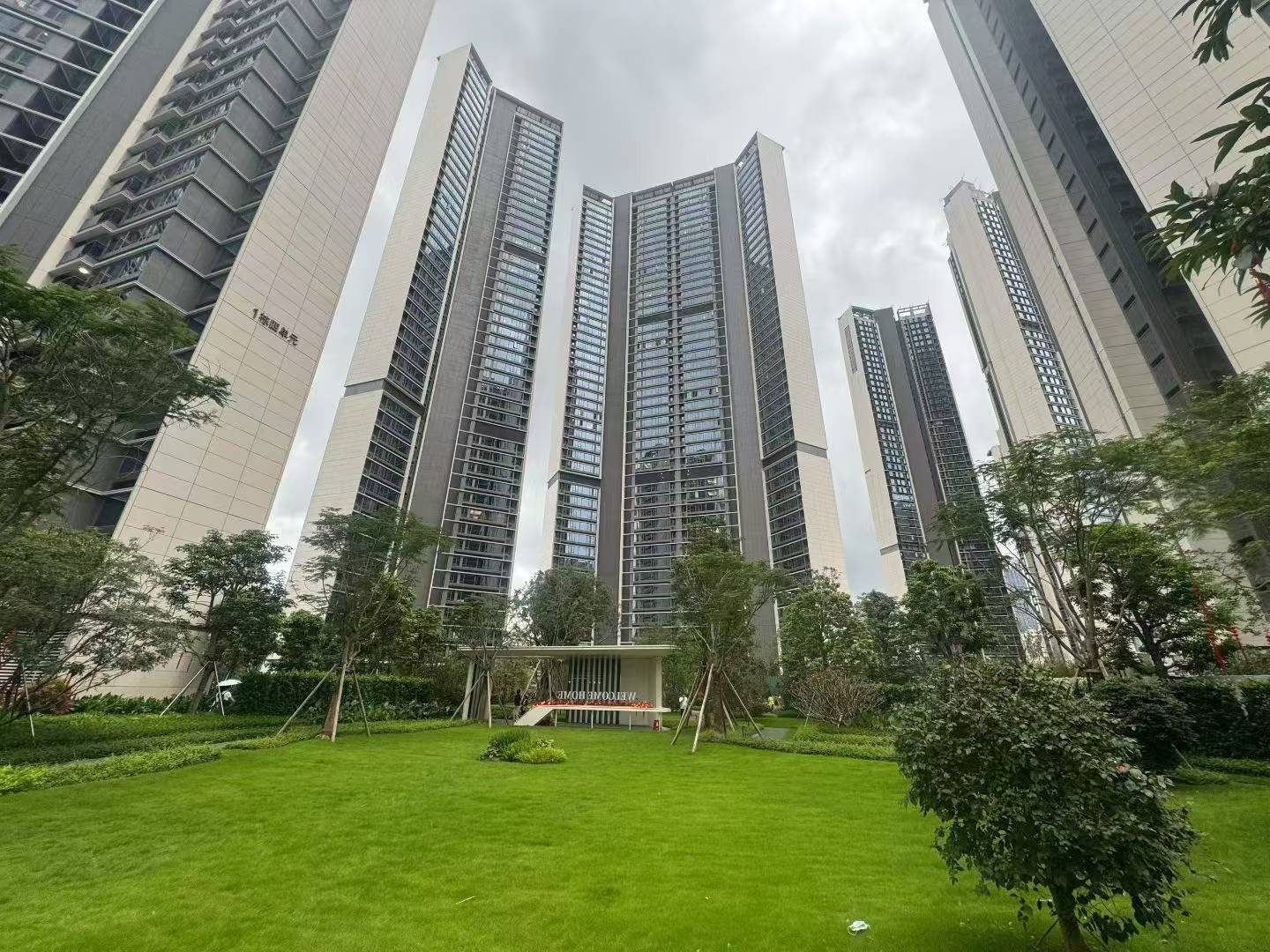 本司大量收深圳白石洲，南华村，中洲迎玺，各精装毛坯房，欢迎各位业主前来洽谈，各位精英前来介绍合作 收佣热线：阿