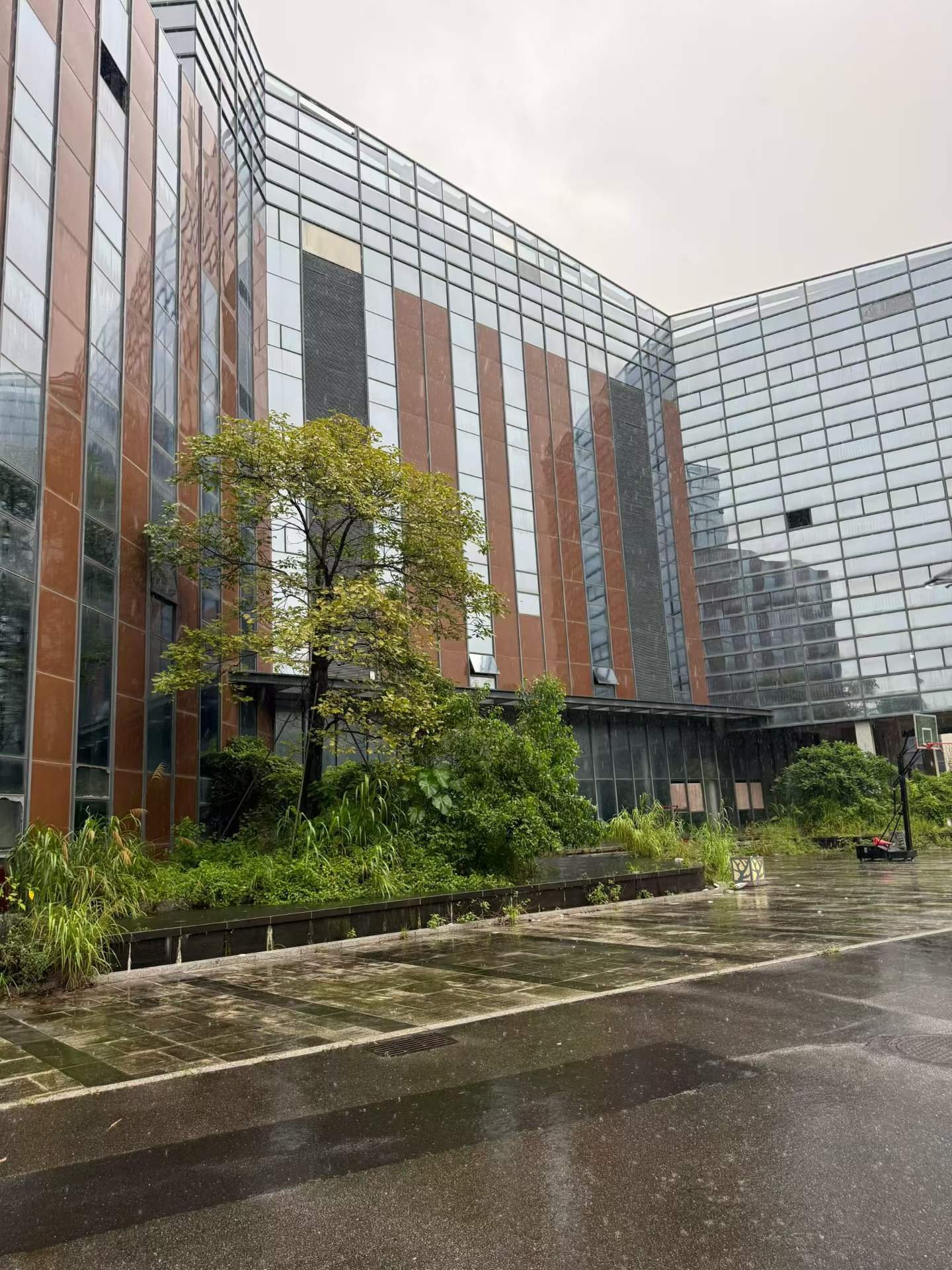 风水宝地 整栋招租 一手资源 1.闹中取静，绿植环绕，做月子中心私密性绝佳 2. 地铁600米客流加持，开酒店、长租公寓不愁客源 3. 格局方正风水佳，商用配套齐全，即租即用 联系方式：