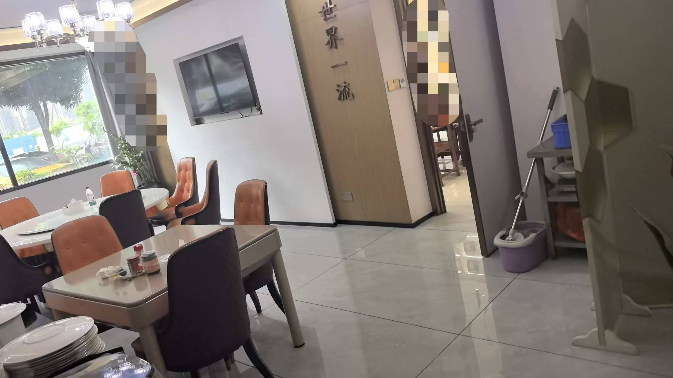 【店铺转让】 现烟酒商贸 超80w装修 200平 租金2w/月 适合烟酒批发，商行，商务办公接待洽谈 超低价转让 家具家电齐全 接手即可营业