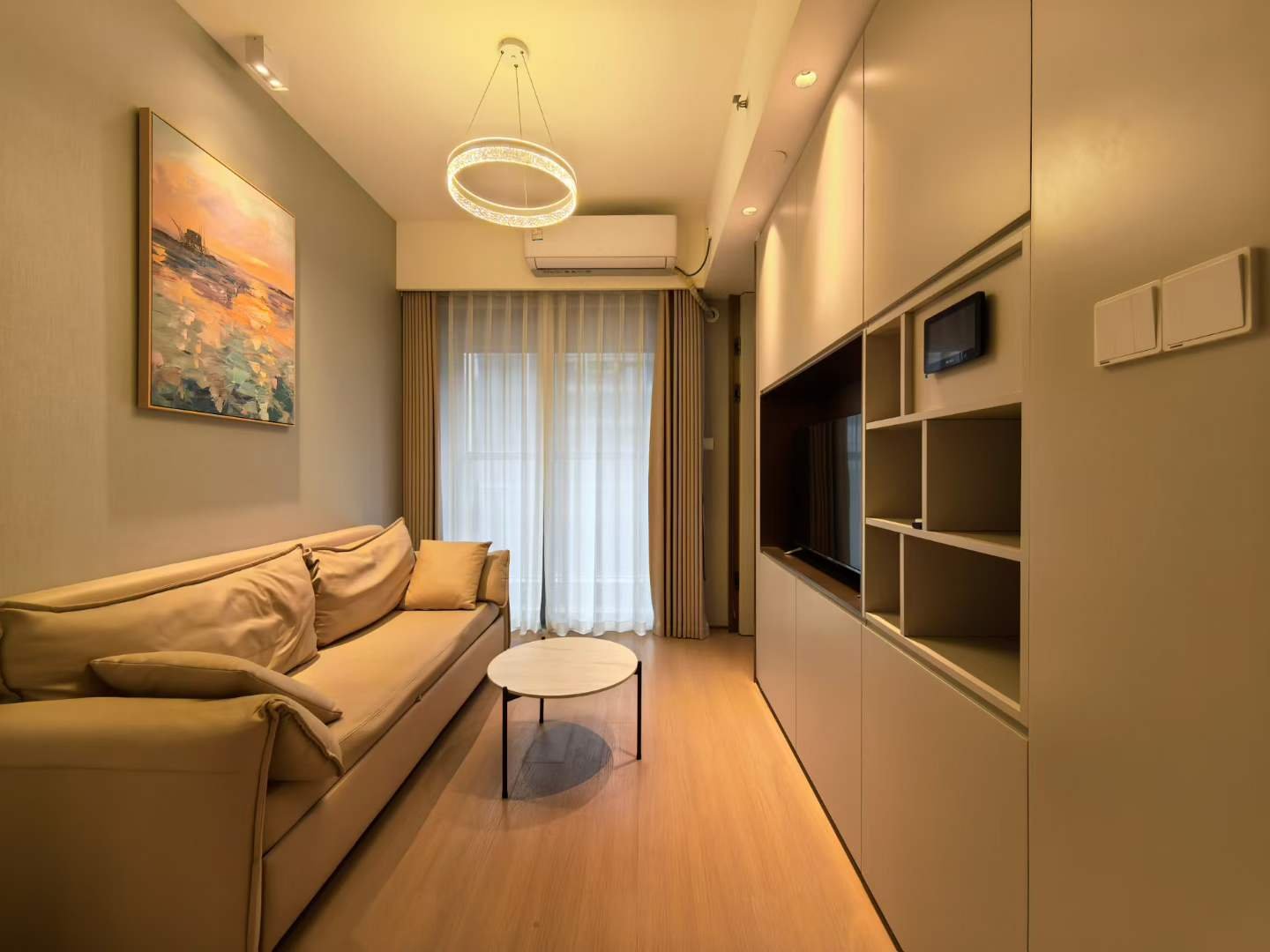万象华府一房一厅出租，看房方便随时入住。