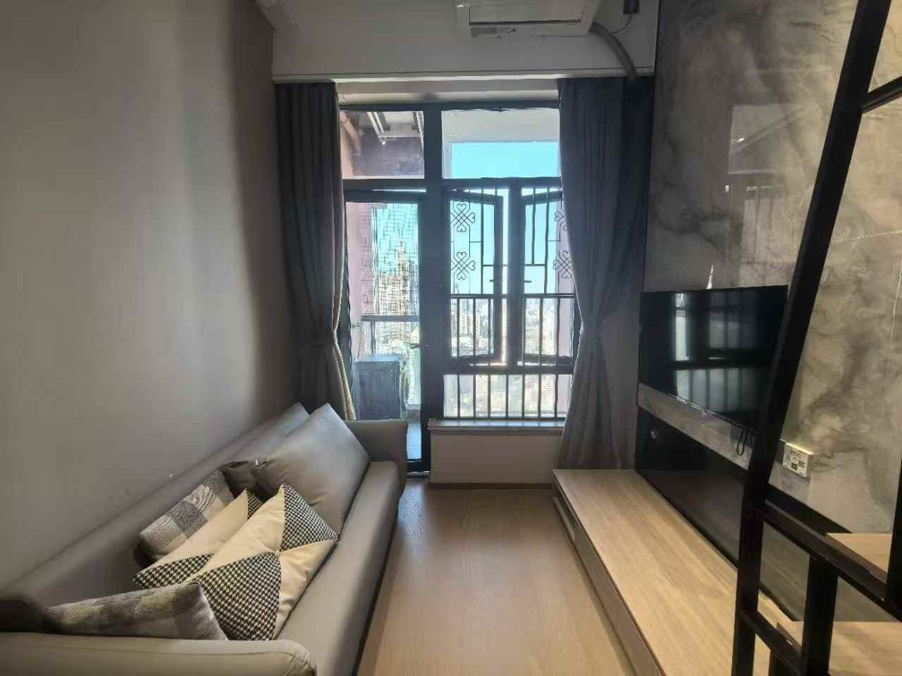 老街大剧院 复式一房一厅 4200 地址: 恒大天玺