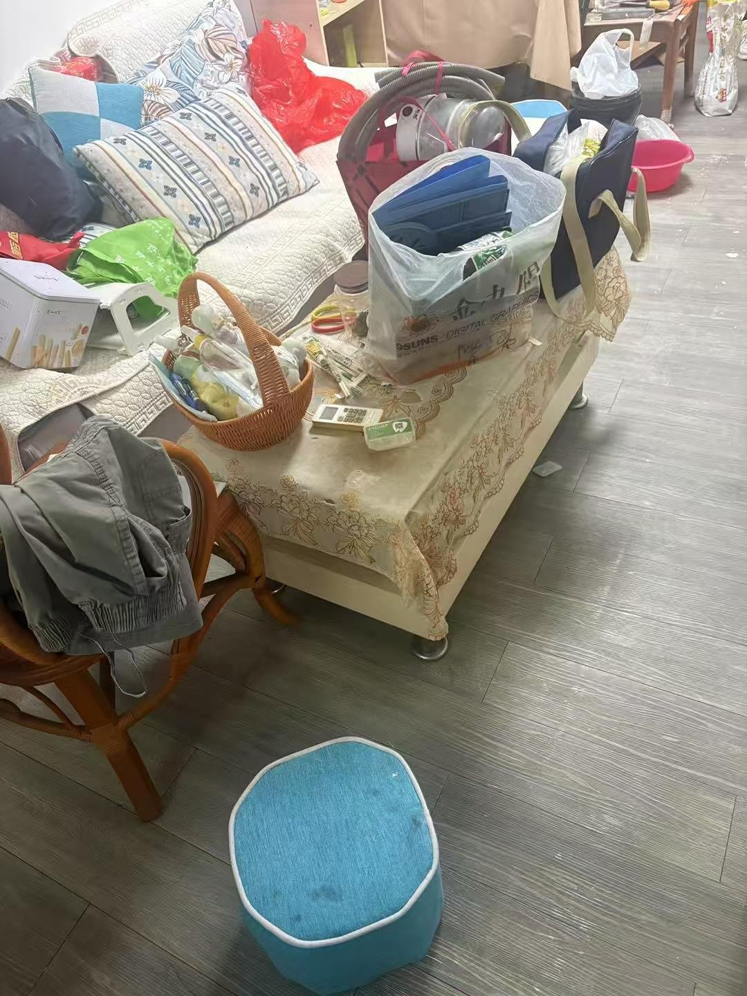 布吉莲花路边7楼两房一厅，大飘窗，带齐家私家电，三台空调，通天然气，天台带独立菜园子
