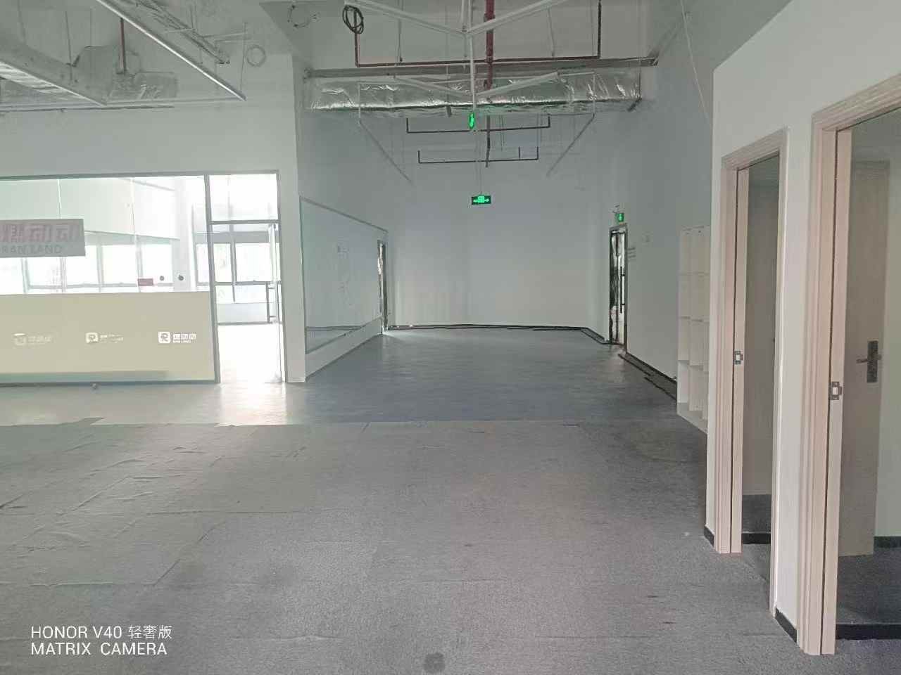 宝安大仟里商场附近 2楼整层面积：1100平 租金：60/平一手业主直租，红本商业 招商业态：茶叶店、烟酒行、休闲会所、健身房、网吧，采耳spa，美容美发，美甲纹绣，自习室，棋牌室、密室逃脱，剧本杀，Diy手工，面包烘焙，教育培训，舞蹈瑜伽，口腔诊所，大健康中心，商业展厅，养生馆、足浴按摩ktv等
