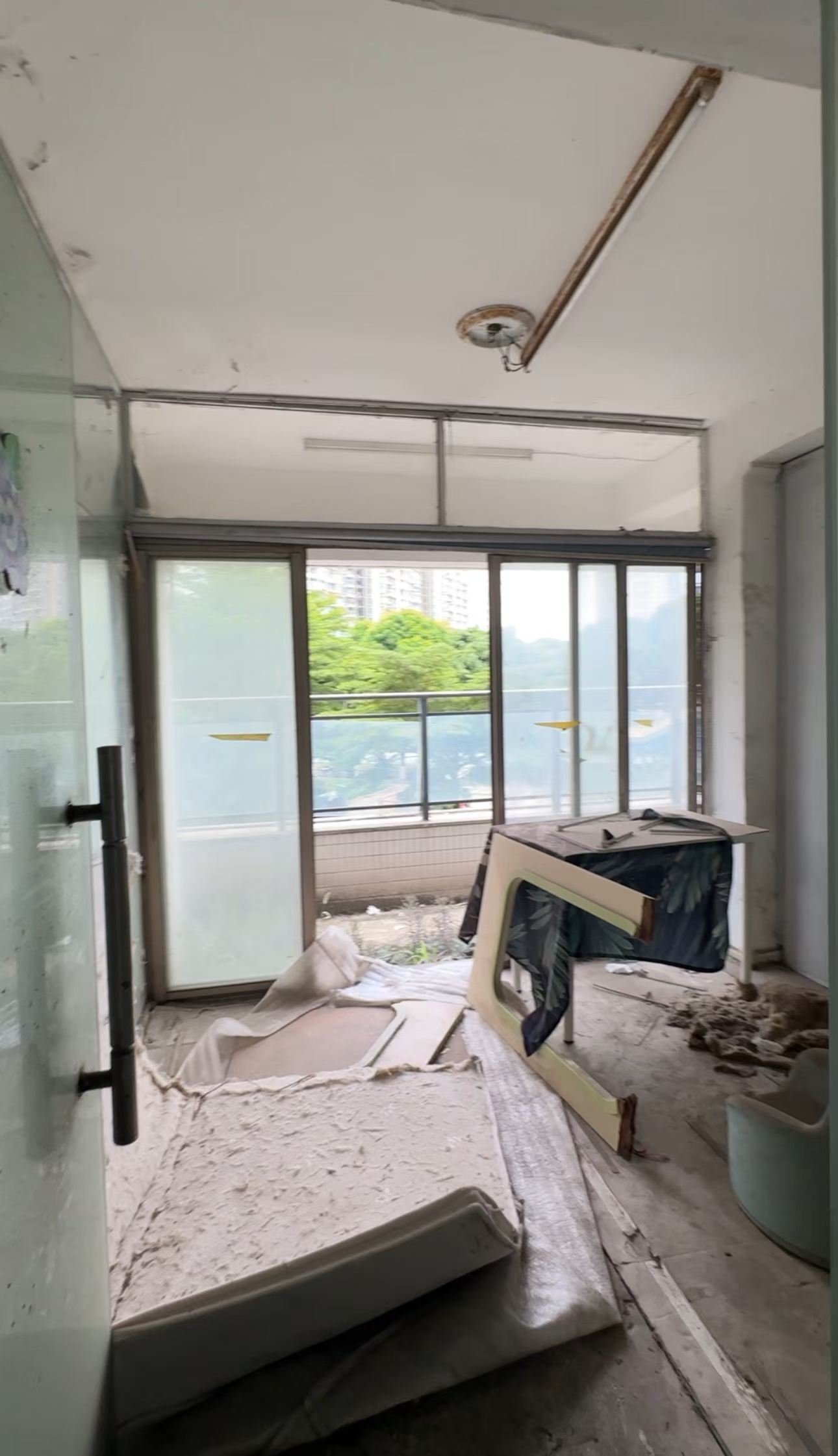 上午中介带我们看的一套房 里面都长草了说业主空置了很多年 这个时候就到我们托管公司上场了 免费装修还不用交物业费 买卖自由到期还是精装修能继续出租