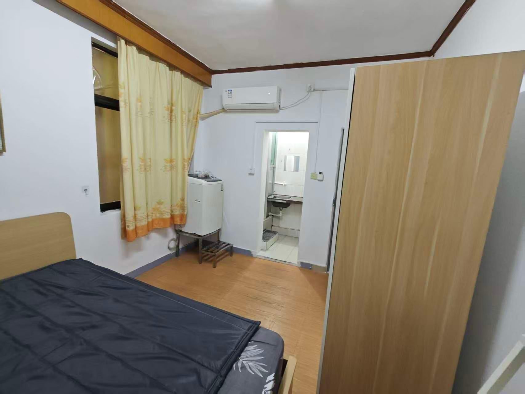 长龙地铁口 4楼单间特价1150