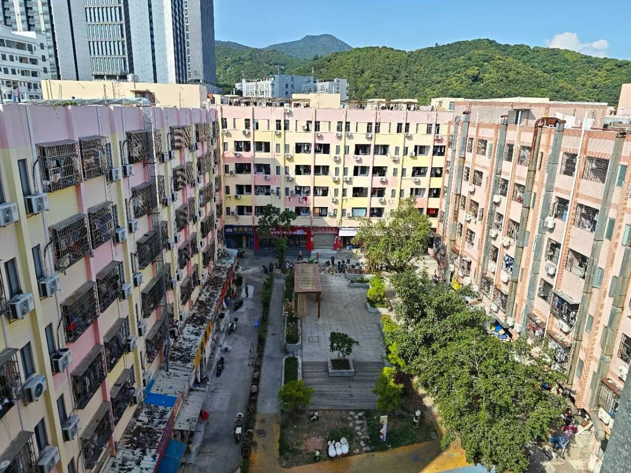 百旺地铁站附近 整栋厂房出租 生活居住区（公寓与宿舍） 员工宿舍：经济实用型，配备独立卫浴及基础家具，适合基层员工集中住宿。 人才公寓：精装修拎包入住，面向管理层及研发人员，提升核心人才归属感。 容量：可满足园区员工的居住需求，真正实现职住平衡。