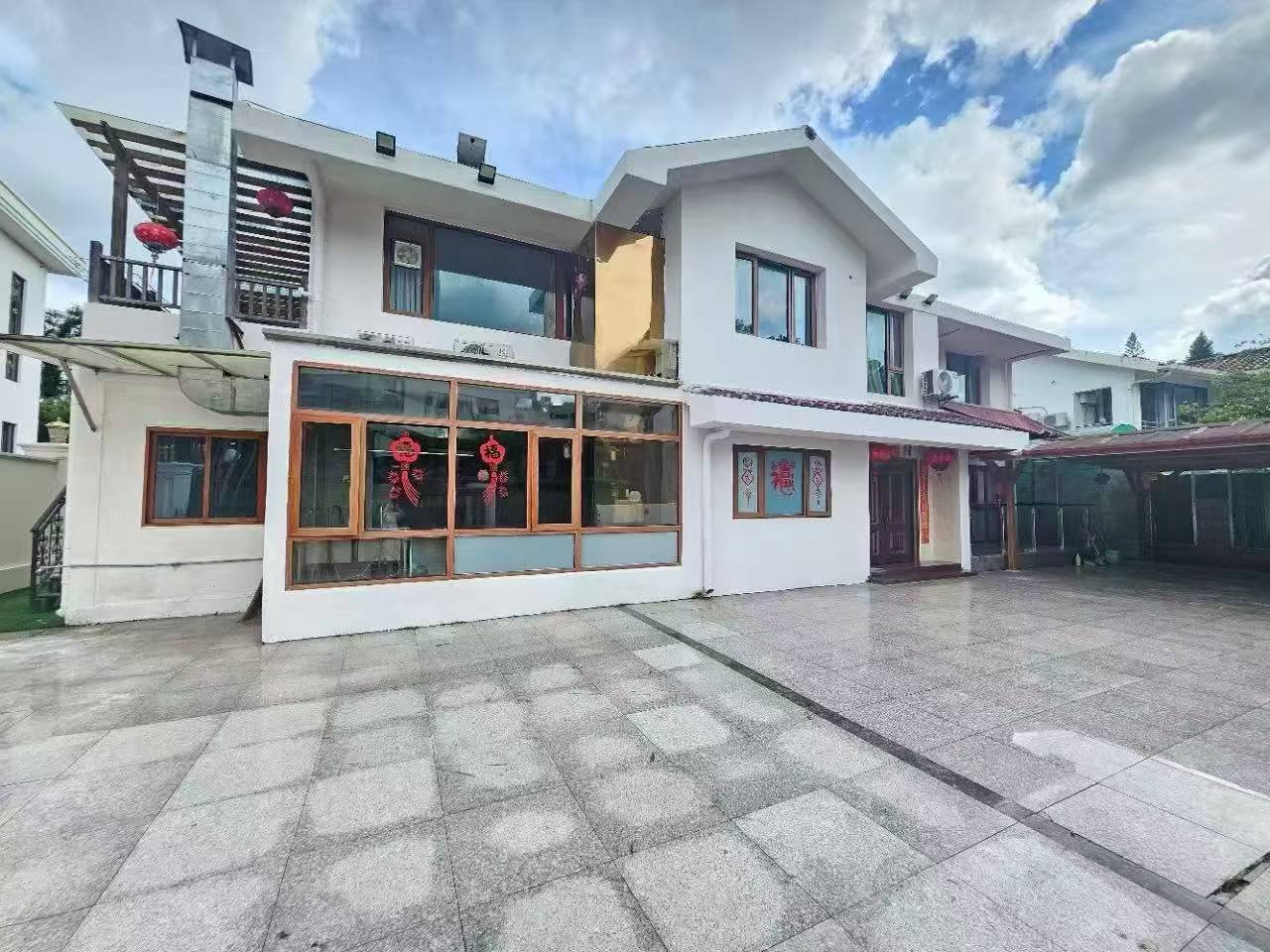 深圳市高尔夫俱乐部（独栋别墅） 面积518.26平，上下两层10卧室，6卫生间。 优点:前后大庭院，会所、美容、居家、停车 位充足免费，（之前为招待会所）。 价格:月租金128000元