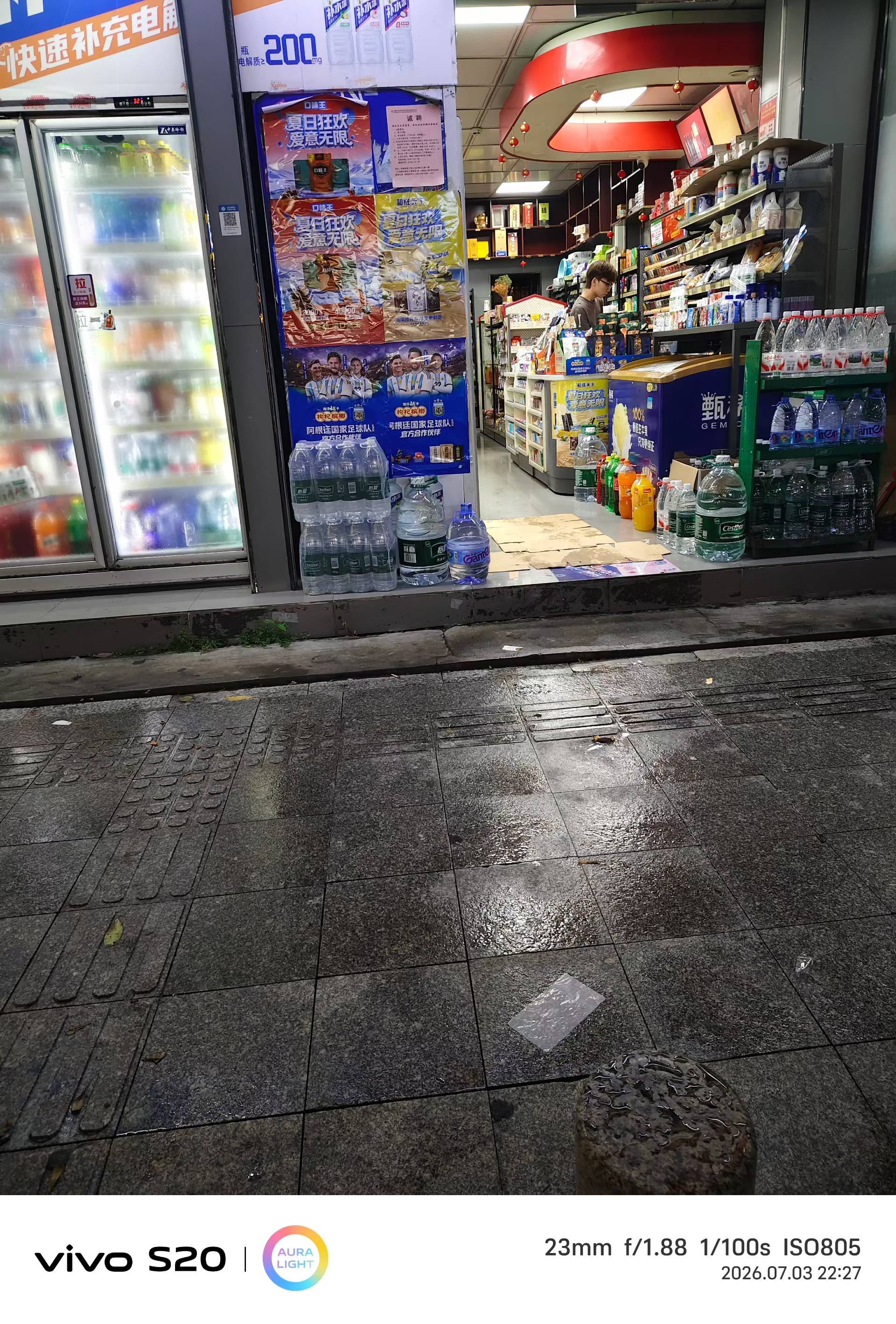 三围加盟便利店转让 拐角铺，两个门口，平均每天营业额4500左右，店铺租金8500不递增，带货转让，有意向的私聊