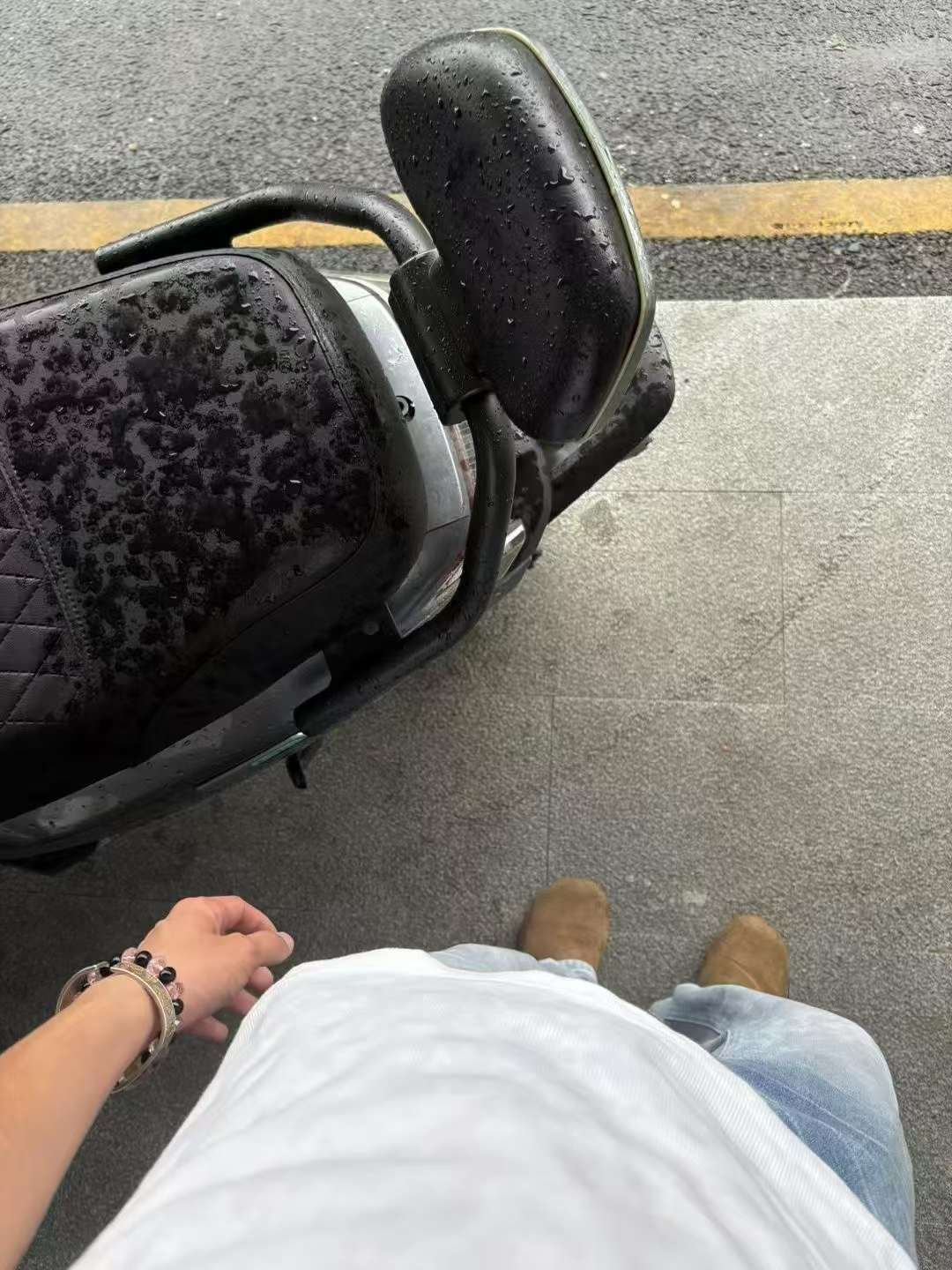别出来看房了，下大雨我搞不定你[苦涩]