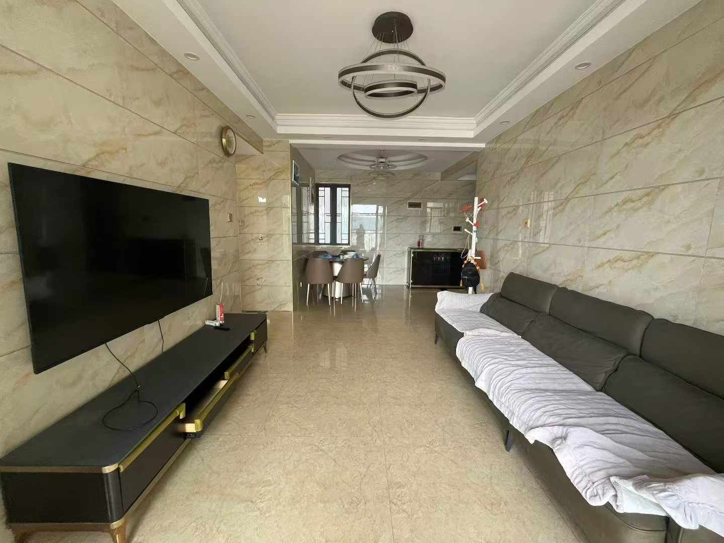 花语岸 精装大三房两厅两卫 出租家私家电齐全 拴包入住 看房方便