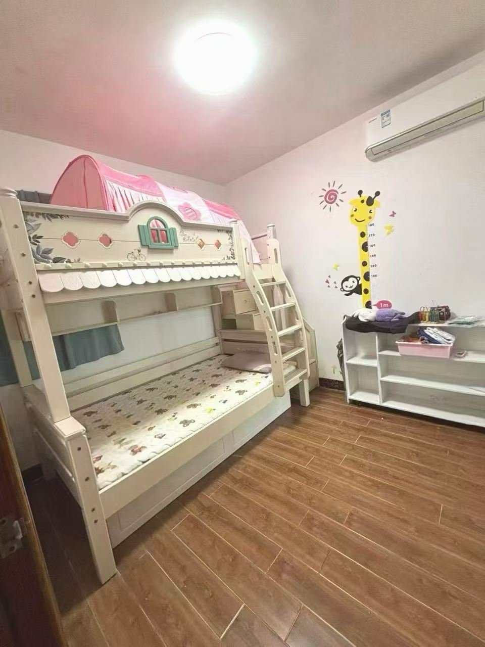 出租，中泰国际89平精装大2房，家私全齐3500每月，首次出租，随时入住
