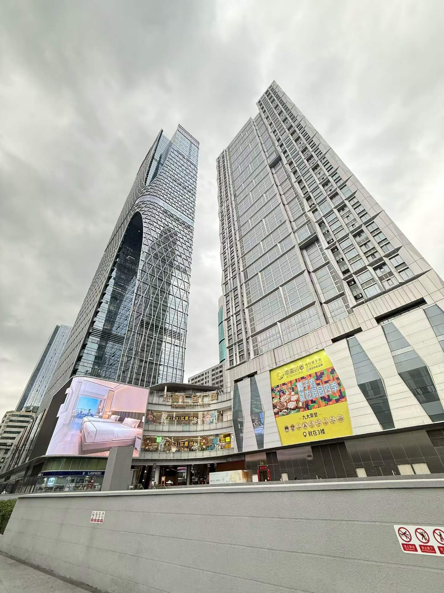 汇金广场 优质房源推荐 单身公寓6500-7000（多套）平层 两房一厅7800-8500（多套）Loft 二房一厅10000-12000(多套）平层 三房两厅10000-15000（多套）平层 多套独家房源 房源齐全