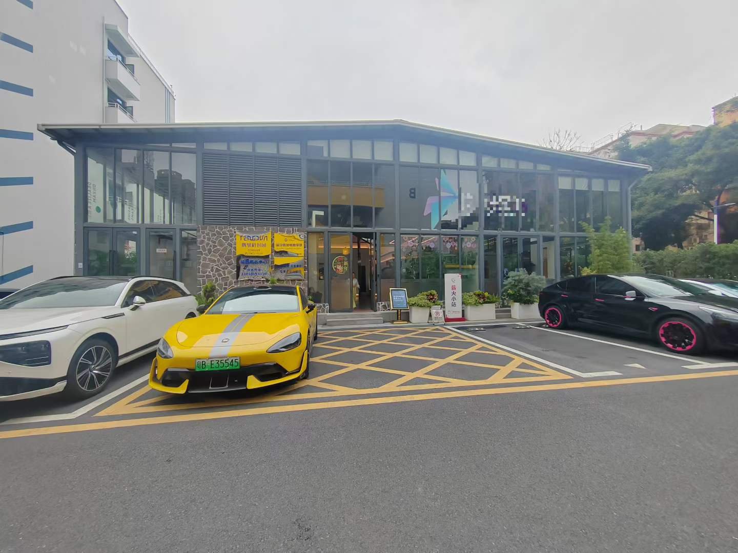 宝安区域--整栋出租 800平 租金：70000（可刀） 行业：企业总部 展厅 私房菜