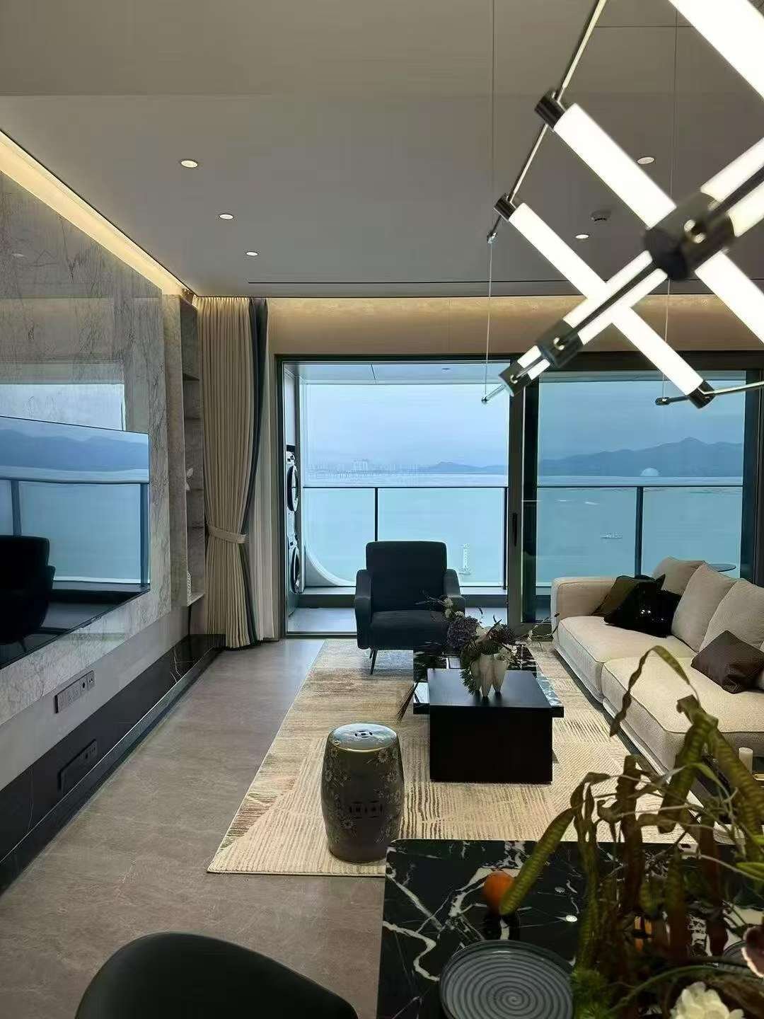 招商玺 127 平 2 房 2 卫 04 户型 高层 东南看海景 家具全齐 出租 29000 每月密码在手 看房随时方便