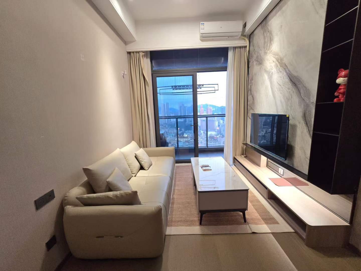深港通勤；老街；大剧院地铁口附近；恒大天玺高层精装二房出租；仅需8000