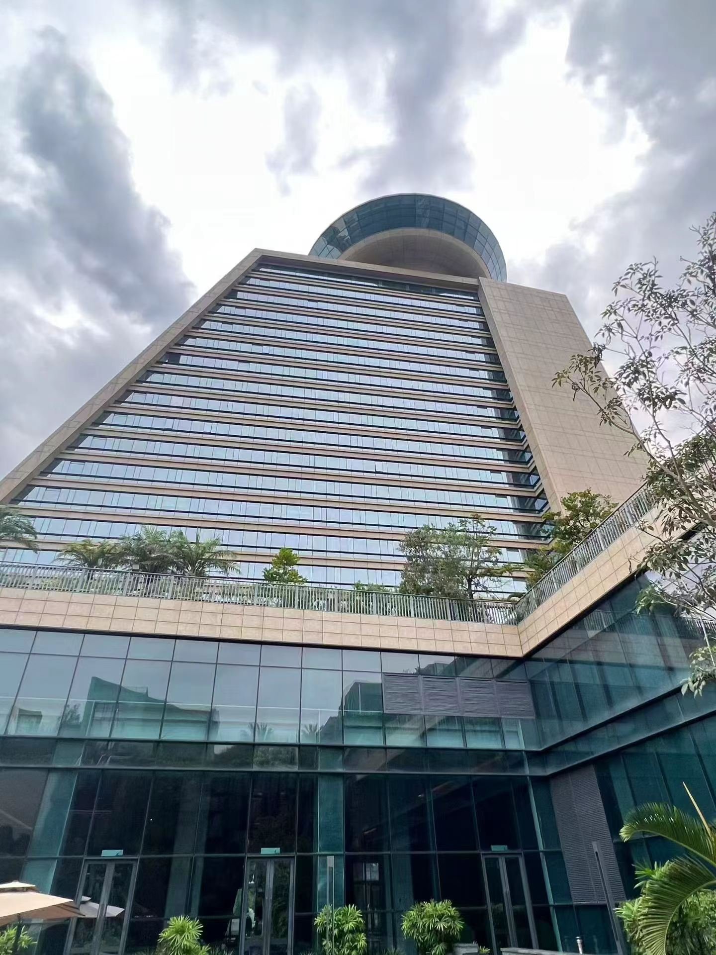 光明凤凰城酒店物业项目 建筑面积8867.01平，6/13号线双地铁凤凰城站，距光明城高铁站2500m，合同可签10年+，租金面议。定向招商连锁酒店、精品公寓运营。