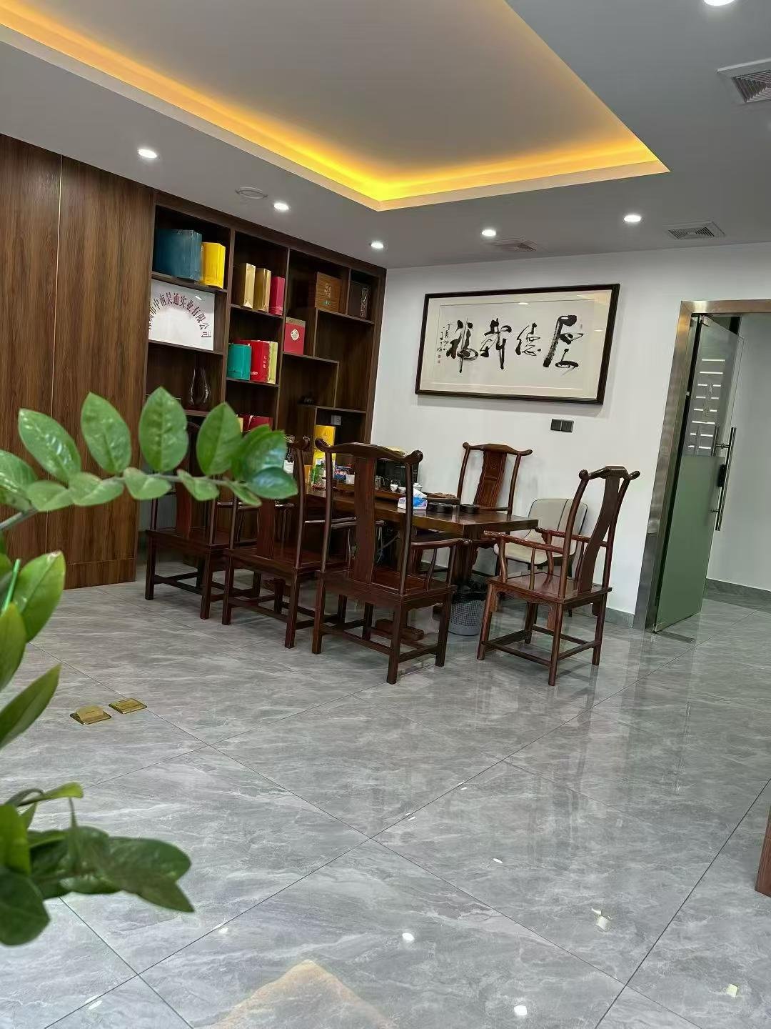 横岗整栋出租 面积：300平 租金：45 管理费：5 适合行业：教育机构 电商办公 等行业不限制 地址：横岗富康路 沈生