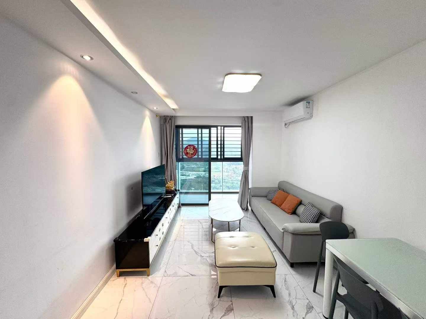 莲塘口岸 新世界四季御园 133平复式大4房2卫出租，南向看香港 高楼层 业主自住装修 家具家电齐全 方便看房，欢迎来电咨询