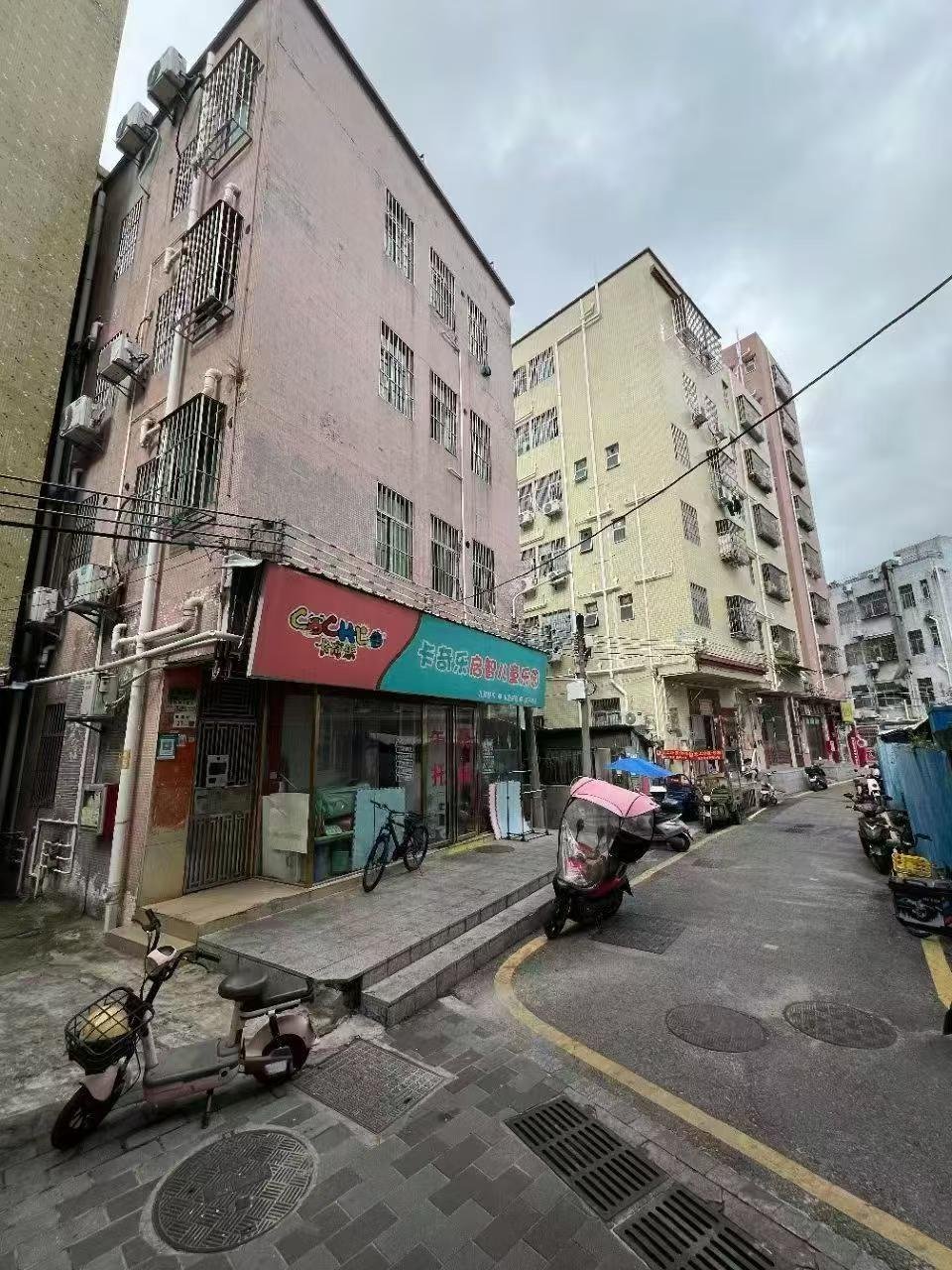 宝安航城街道草围村整栋 占地180平，共四层，建筑面积718平方，一楼做教育，二楼起每层11套房（4个一房一厅，7个单间），收租33000/月，一手业主，历史遗留手续。卖688万包清场