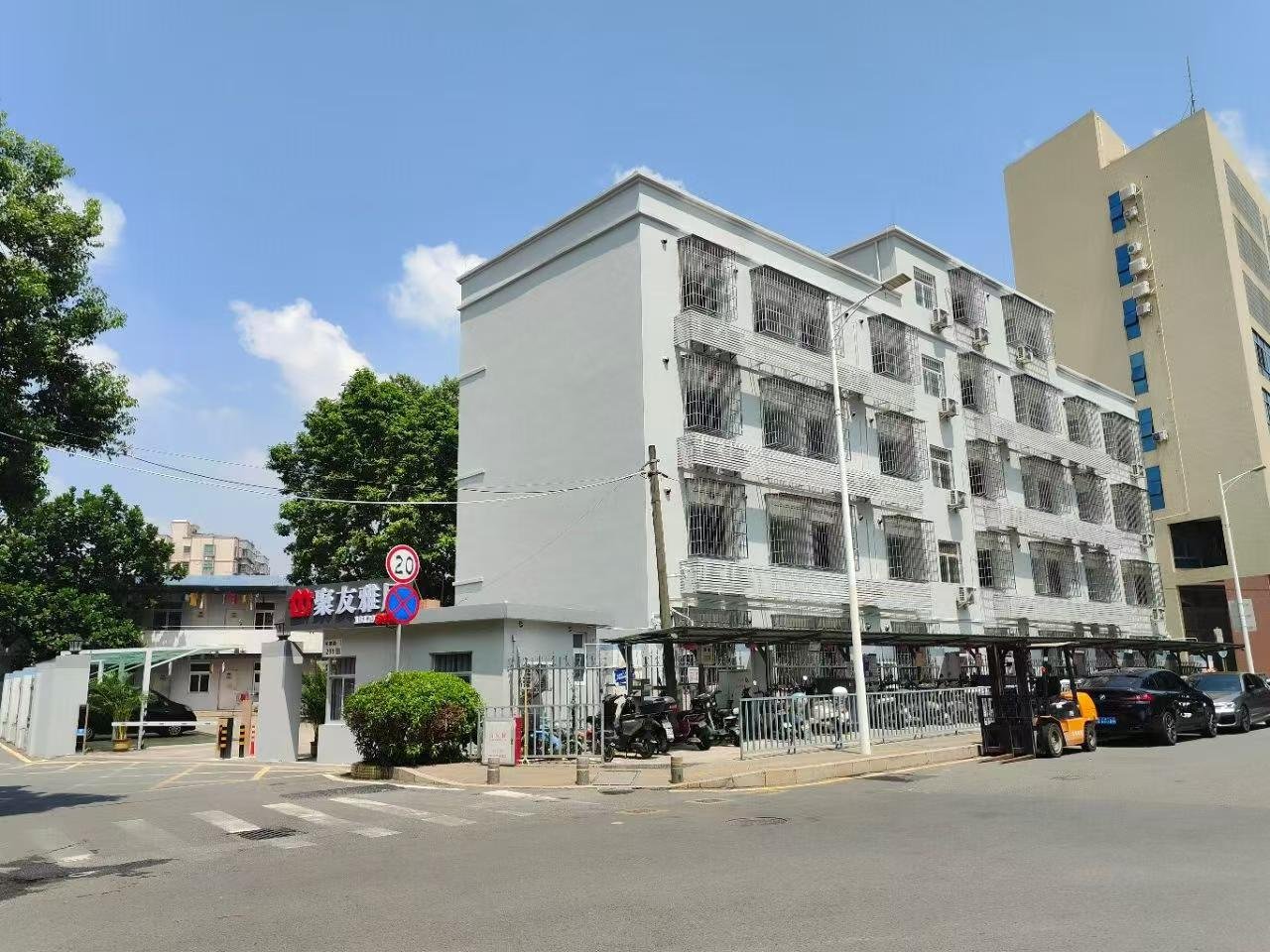 光明大街 附近新出的公寓 精装修单间与一房。