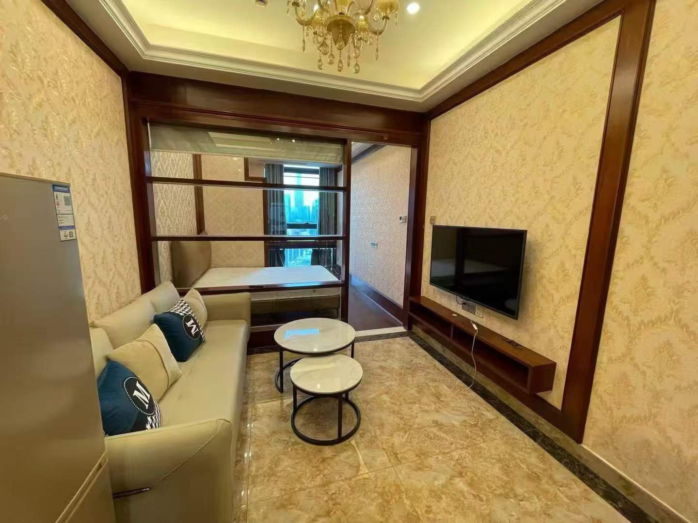 华讯中心精装一房出租，租金实惠，看房方便，拎包入住。