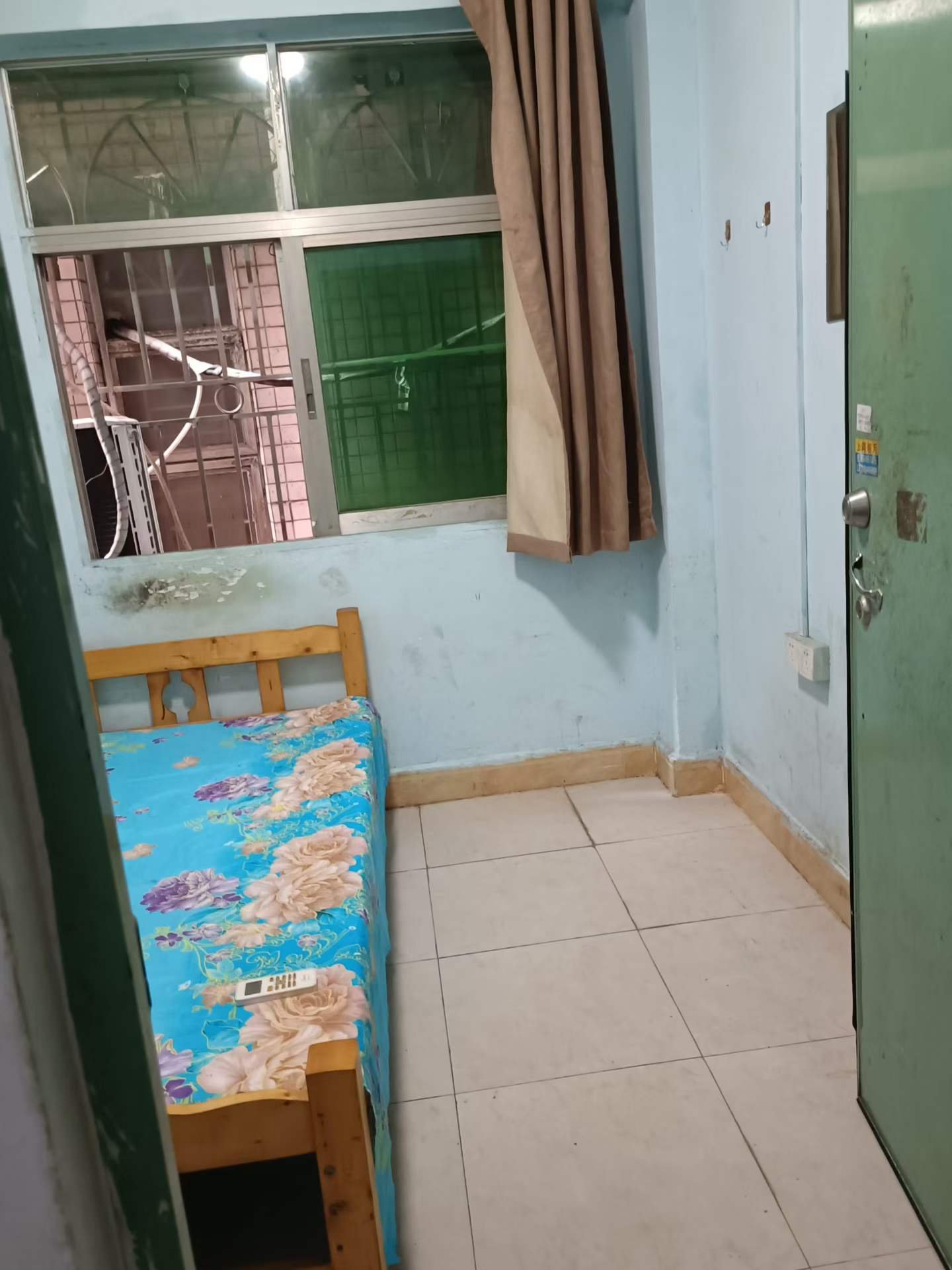 龙秋村地铁A囗30米，马路边第一栋6楼单房已空，带美的空调，衣柜，床，热水器，两户共一个公用洗手间在楼梯间，独立房间，独立电表仅1000，随时看房入住，免中介。