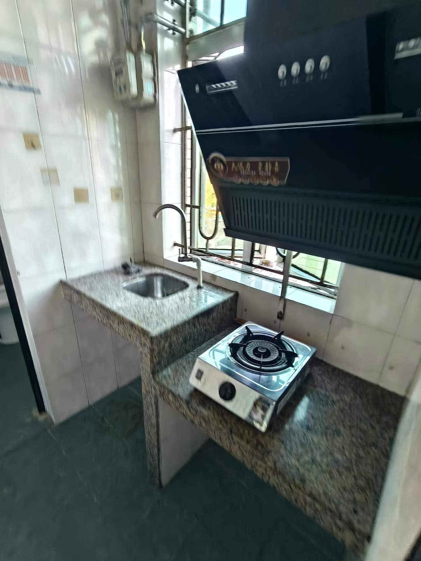 阳台大一房一厅精装房通燃气，近地铁押一付一