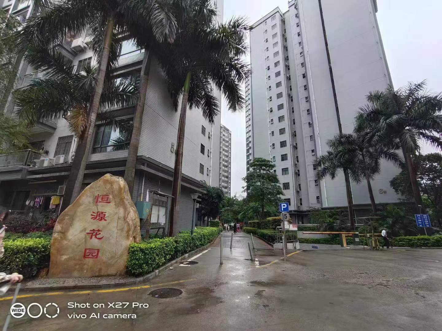 出租:（直接） 恒源花园小区 三房两厅双阳台 朝南 配齐家私家电 漂亮 租金3200/月 随时看房！