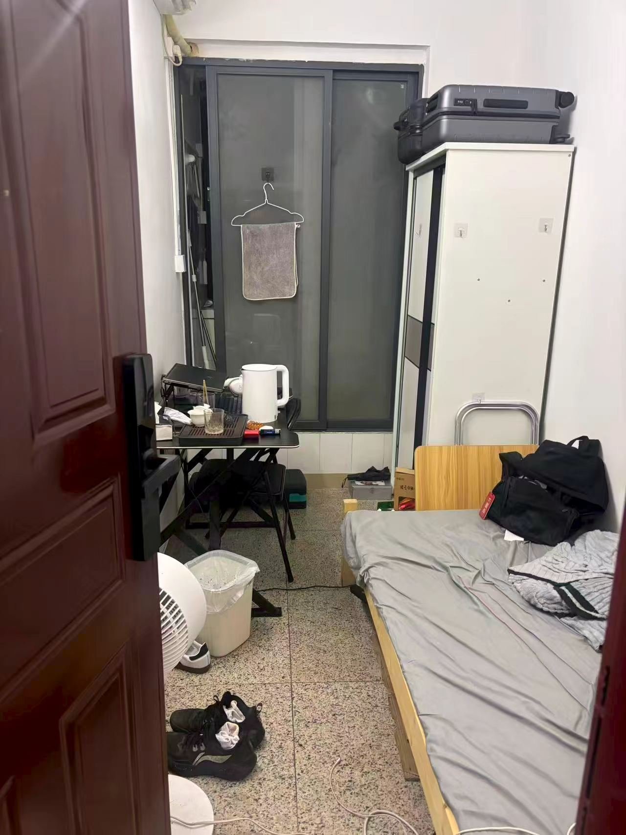 笋岗 独门小单间 950（八楼步梯）