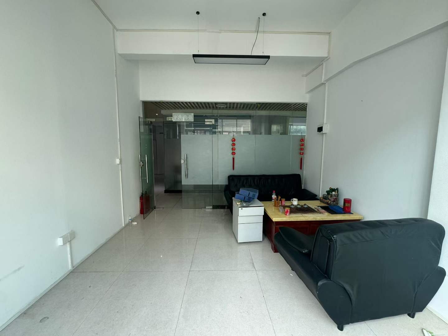 龙岗南联龙城广场鹏达路105号融域大厦： 207室 ：50平，户型方正！采光好！ 行业：办公、仓储均可！
