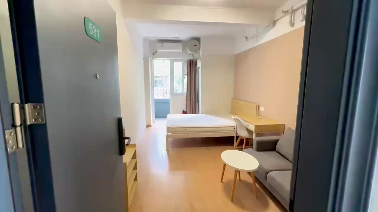 白石龙二区带阳台大单间1846压一