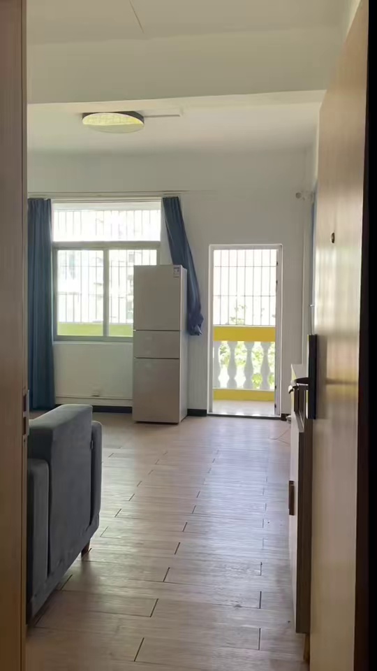 这套房子也太塞啦大运中心体育馆旁边70平超大两居室带有8米超大阳台家私电佩奇拎包入住房租2780有免租活动一个月得意得意