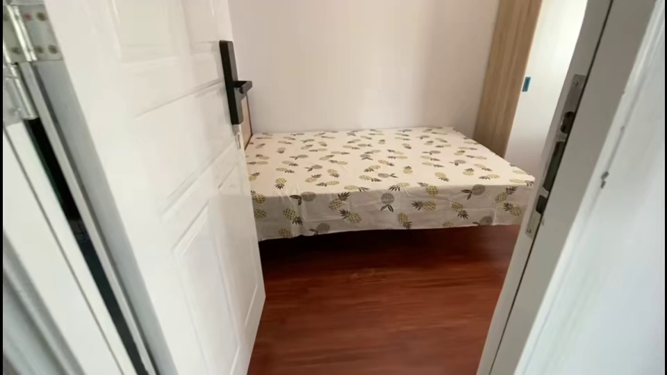 福民地铁站附近电梯高层2500元拎包入住