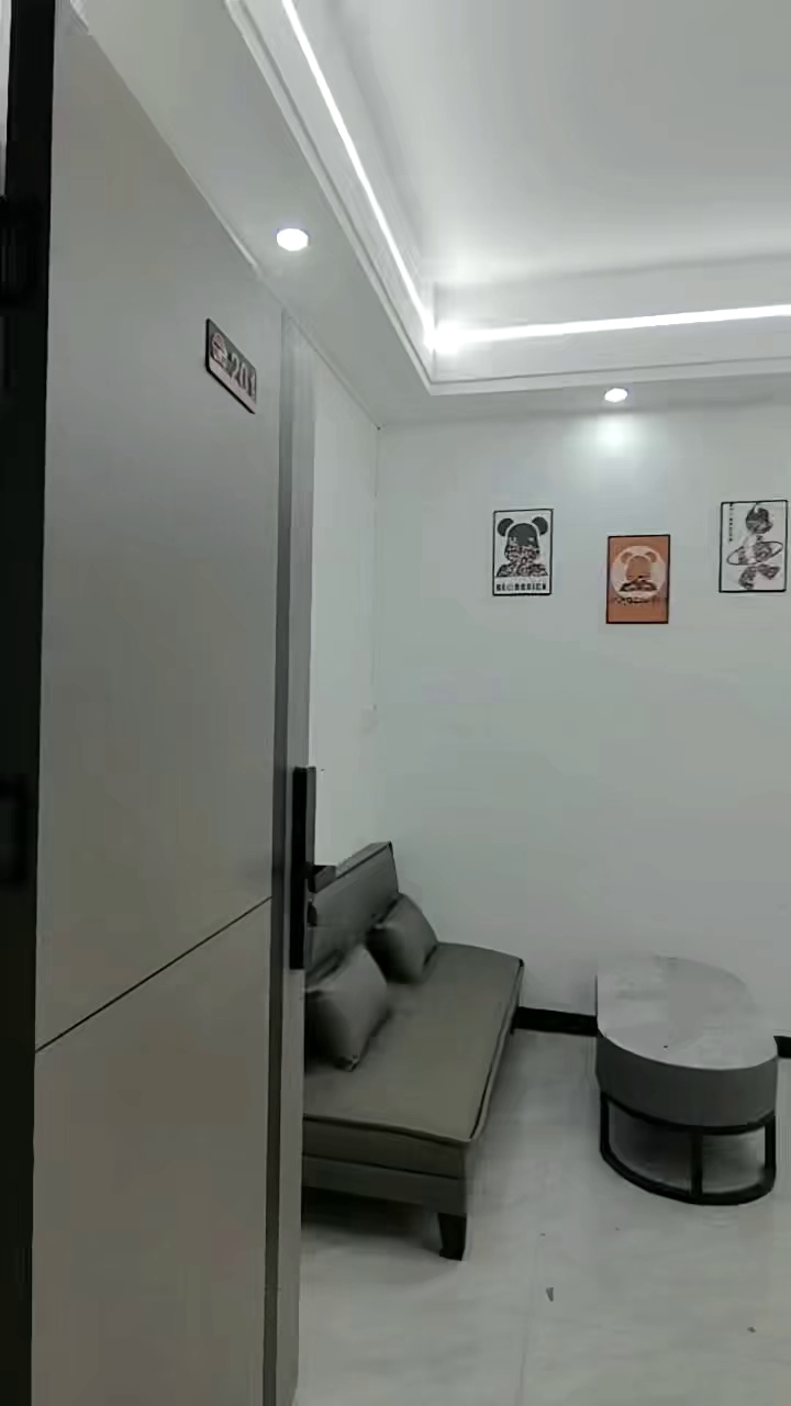 横岭新村转租一房一厅1320包管理包网络合同还剩8个月阳台无遮挡