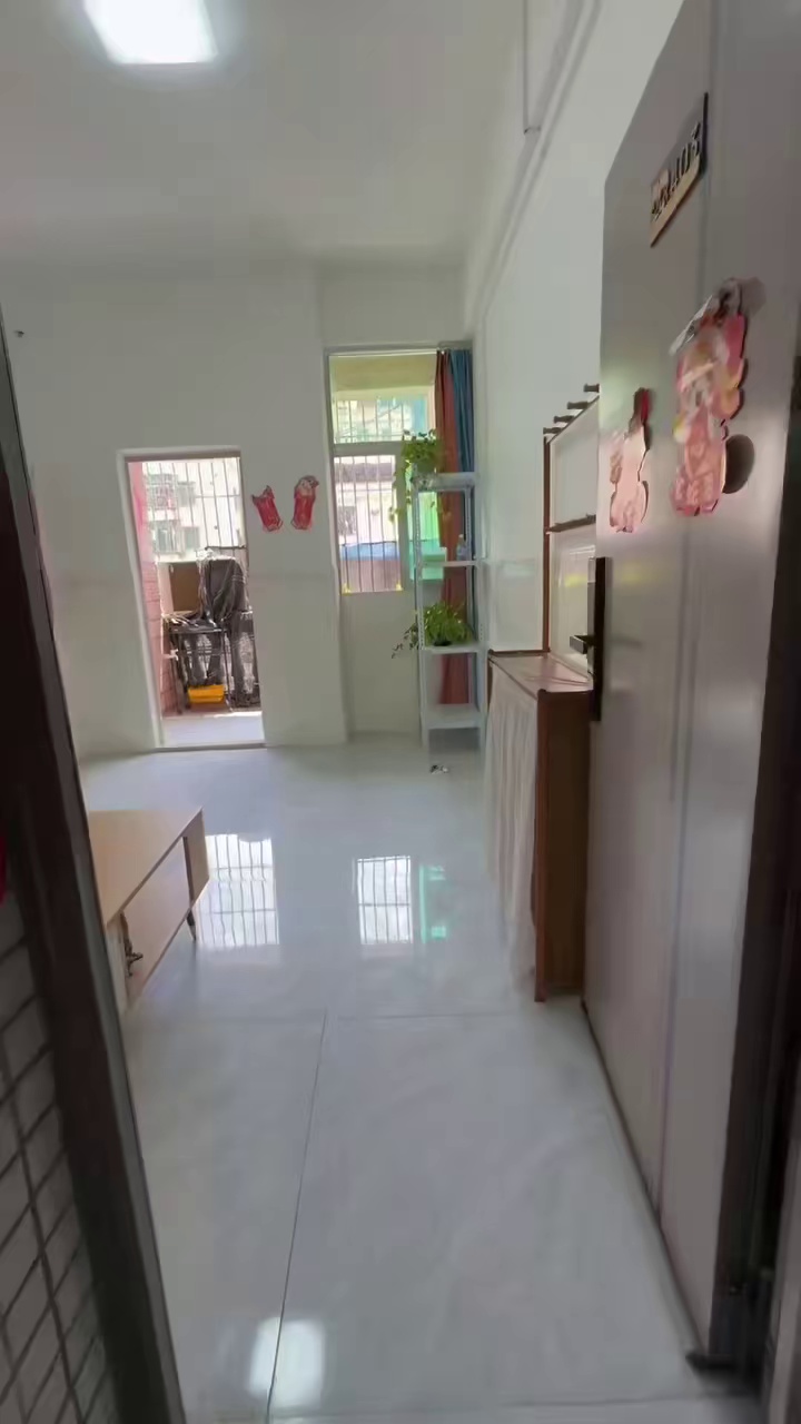 转租钟屋步梯2楼超大一房一厅带阳台仅租2250