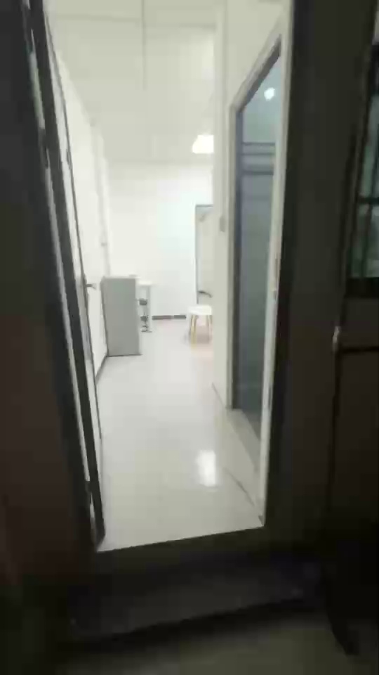 大新地铁口,一楼精装一房一厅2400