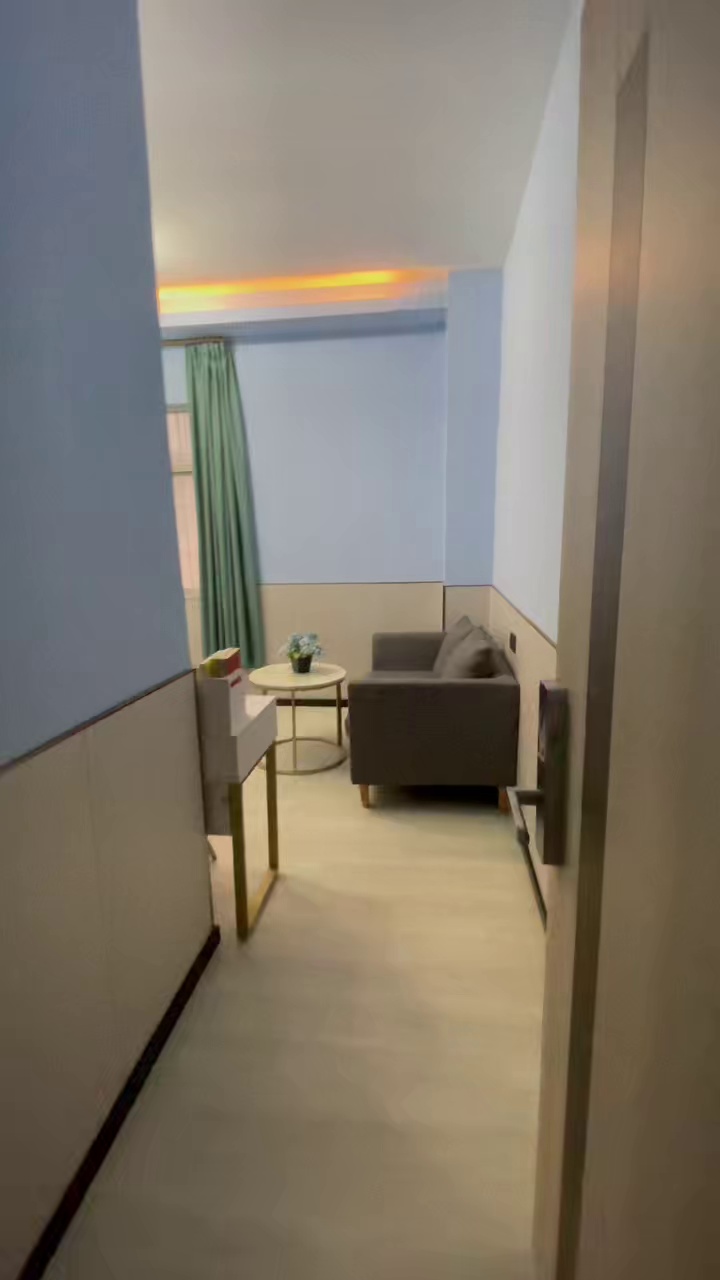 地址:公明下辇新村 户型:大单间带阳台 价格:1100包管理 详情:电梯房,采光好,空间大,家电齐全,拎包入住