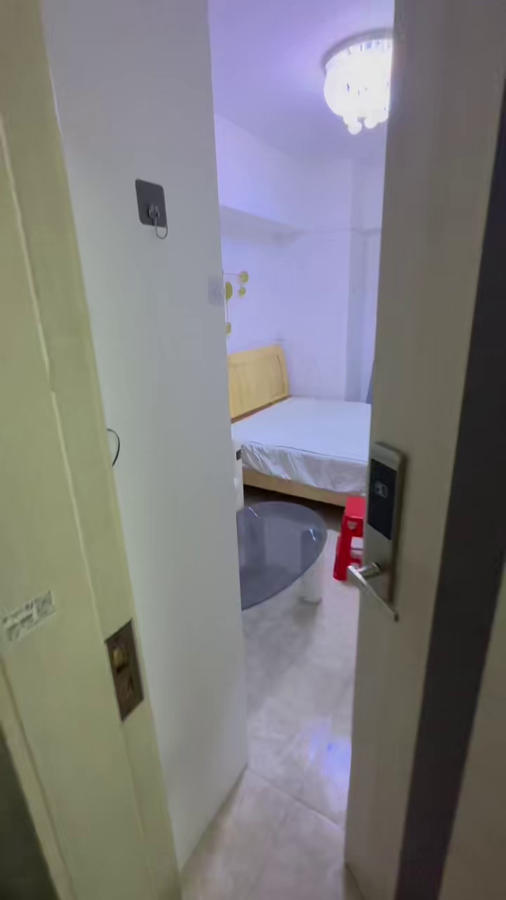 坂田北地铁站,长发新村,大单间,租金1600,电梯