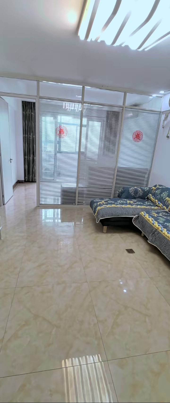 出租 石岩街道公学初中部旁边电梯房2房2厅 格局方正采光好视野开阔 2800一个月 钥匙在手 随时看房