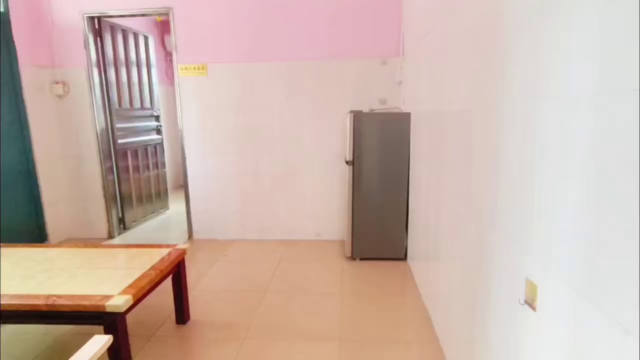 地址:公明上村 户型:一房一厅 价格:1100包管理 详情:电梯7楼,采光好,空间大,家电齐全,拎包入住