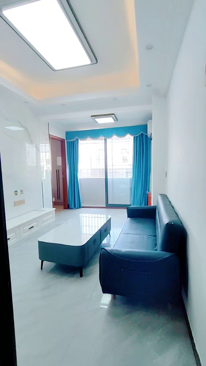 坂田北地铁口长发新村,电梯12楼高层精装两房,拎包入住,采光特别好,出租3500,随时看房入住