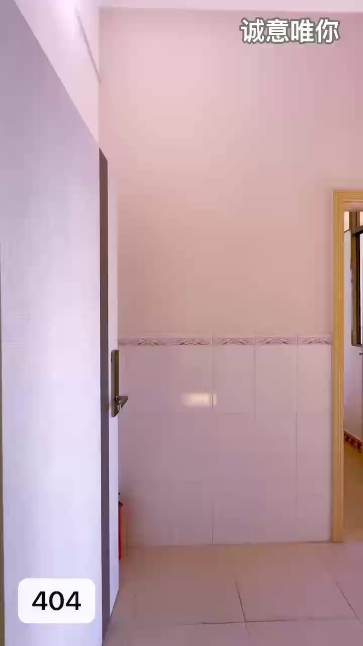 三合华侨新村,电梯404房,一房一厅1680,有空调,热水器,床,衣柜,沙发.有天然气,有阳台,光线超好,房东直租,